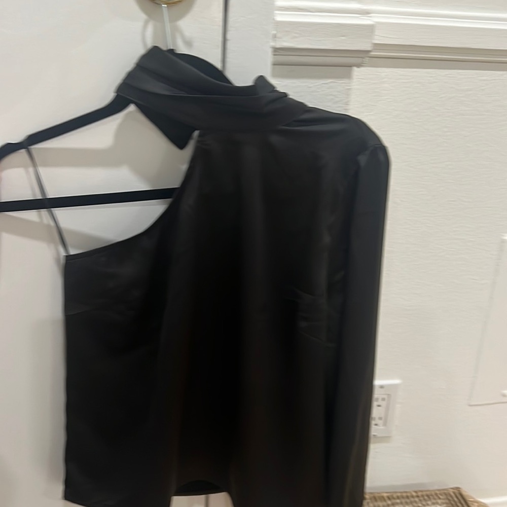 Le lis one sleeve turtleneck blouse size small - brand new never been worn